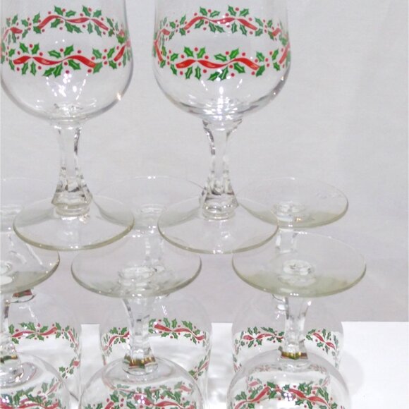 Libbey Holiday Christmas Wine Glasses w/ Gold Trim Holly Berry Design Set of 8 - Picture 13 of 15